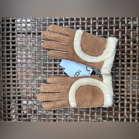 UGG Seamed Sheepskin Tech Gloves in Chestnut New with Tags! - Picture 13 of 13